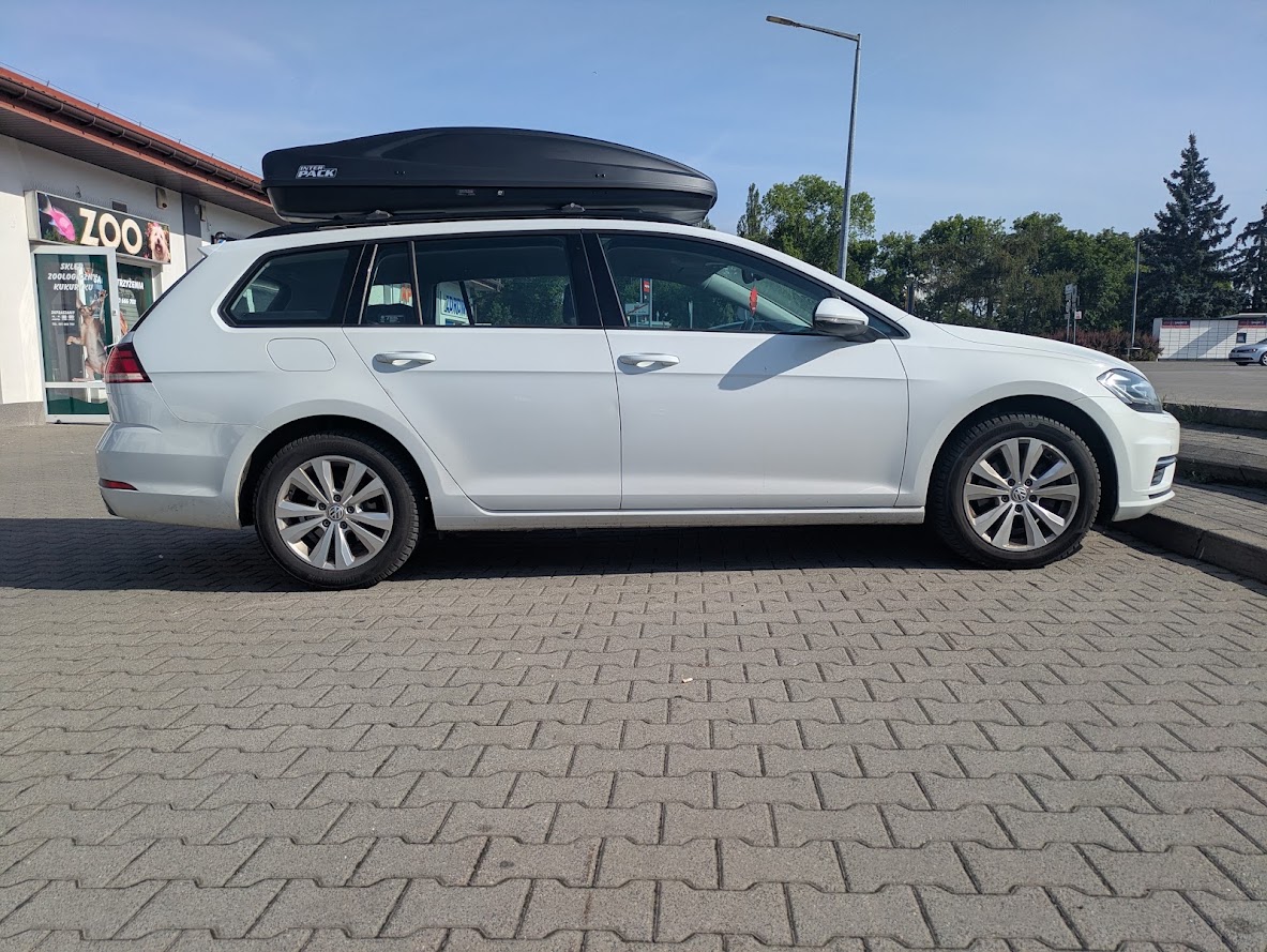 Volkswagen Golf Variant podczas montażu bagażnika dachowego Aguri Prestige S5